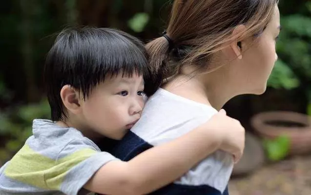 孩子見到娘,沒事哭三場:揭秘「只要媽媽在,孩子就不乖」的原因