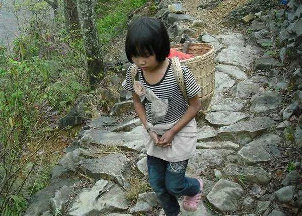 8歲女孩每天用假錢買饅頭,老闆存疑悄悄跟回家,看到輪椅上的女子,老闆淚目!