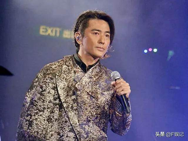鄭伊健在台上賣力唱歌,老婆蒙嘉慧在台下支持,她40歲找到真愛,如今瘦身成功重回顏值巔峰!