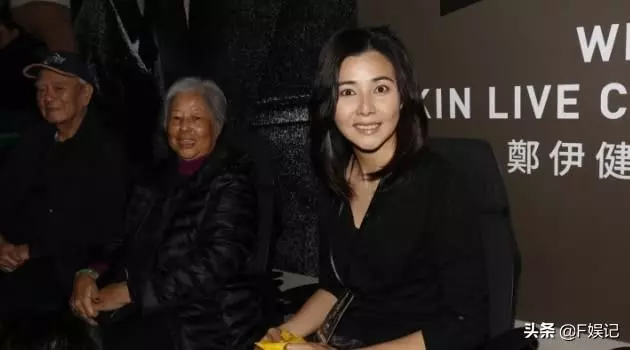 鄭伊健在台上賣力唱歌,老婆蒙嘉慧在台下支持,她40歲找到真愛,如今瘦身成功重回顏值巔峰!