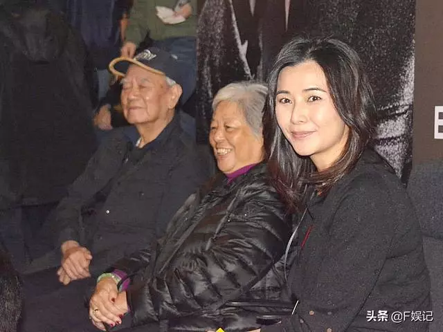 鄭伊健在台上賣力唱歌,老婆蒙嘉慧在台下支持,她40歲找到真愛,如今瘦身成功重回顏值巔峰!