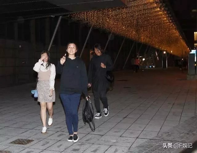 鄭伊健在台上賣力唱歌,老婆蒙嘉慧在台下支持,她40歲找到真愛,如今瘦身成功重回顏值巔峰!