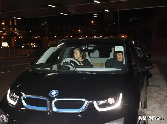 鄭伊健在台上賣力唱歌,老婆蒙嘉慧在台下支持,她40歲找到真愛,如今瘦身成功重回顏值巔峰!