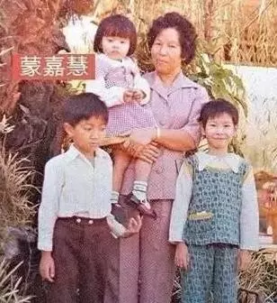 鄭伊健在台上賣力唱歌,老婆蒙嘉慧在台下支持,她40歲找到真愛,如今瘦身成功重回顏值巔峰!