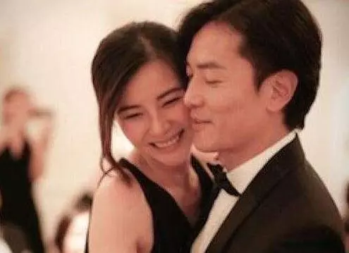 鄭伊健在台上賣力唱歌,老婆蒙嘉慧在台下支持,她40歲找到真愛,如今瘦身成功重回顏值巔峰!