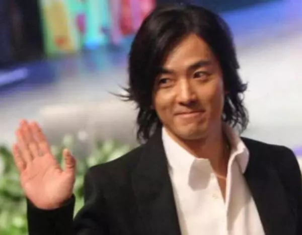 鄭伊健在台上賣力唱歌,老婆蒙嘉慧在台下支持,她40歲找到真愛,如今瘦身成功重回顏值巔峰!