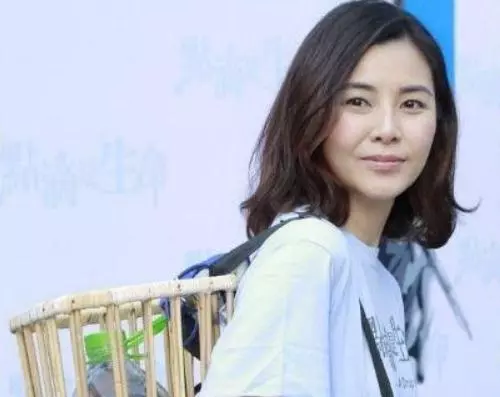 鄭伊健在台上賣力唱歌,老婆蒙嘉慧在台下支持,她40歲找到真愛,如今瘦身成功重回顏值巔峰!