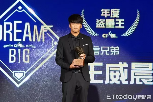 中職/奪得盜壘王 王威晨今年月薪超過20萬