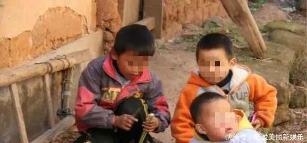 公公總給一個瘋子送飯,兒媳阻止,得知背後隱情,兒媳把圍牆拆了