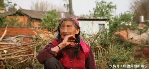 公公總給一個瘋子送飯,兒媳阻止,得知背後隱情,兒媳把圍牆拆了