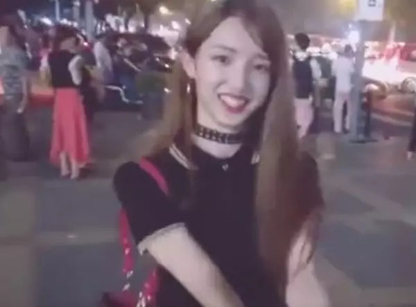 超正「偽娘」在街頭上大跳「熱舞」火辣身材讓人驚豔!但更讓人震撼的是一看他的身分證竟「已經XX歲了!」