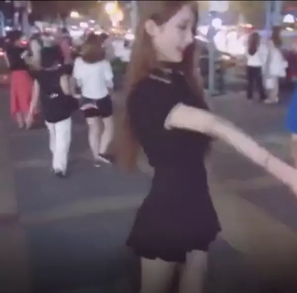 超正「偽娘」在街頭上大跳「熱舞」火辣身材讓人驚豔!但更讓人震撼的是一看他的身分證竟「已經XX歲了!」