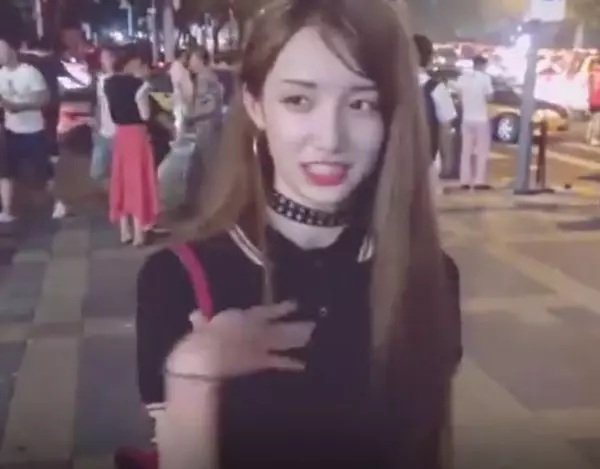 超正「偽娘」在街頭上大跳「熱舞」火辣身材讓人驚豔!但更讓人震撼的是一看他的身分證竟「已經XX歲了!」