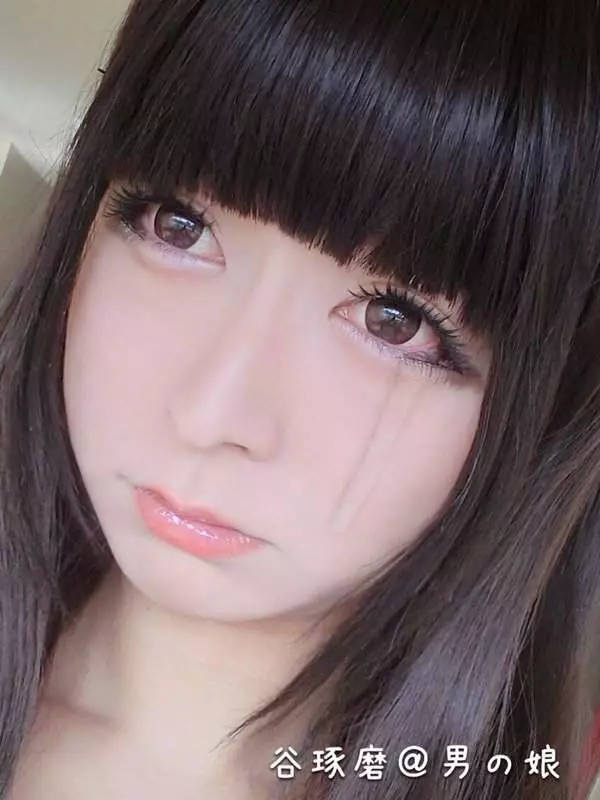 超正「偽娘」在街頭上大跳「熱舞」火辣身材讓人驚豔!但更讓人震撼的是一看他的身分證竟「已經XX歲了!」