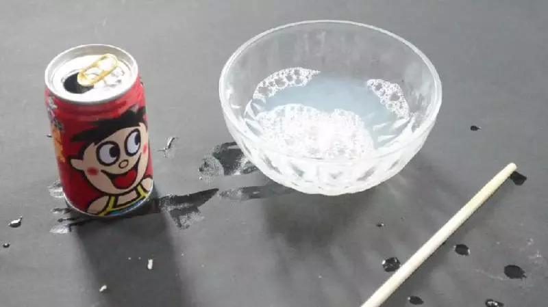 晚上不用點蚊香了!床下放一個「易拉罐」,一整晚都不會有蚊子來咬你 !