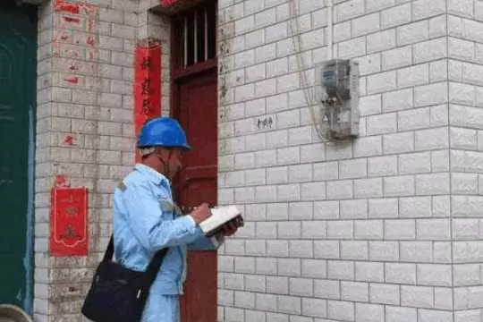 抄表員不小心說漏嘴: 這3種電器用完拔掉插頭, 每月電費少幾百 !