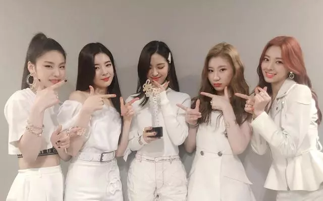 TWICE師妹團氣勢如虹,ITZY出道12日破紀錄橫掃3個音樂節目冠軍!