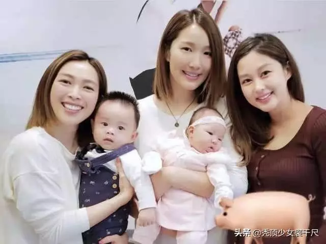 李亞男抱娃參加閨蜜聚會,2個月大女兒臉蛋肉嘟嘟吐舌頭萌態十足
