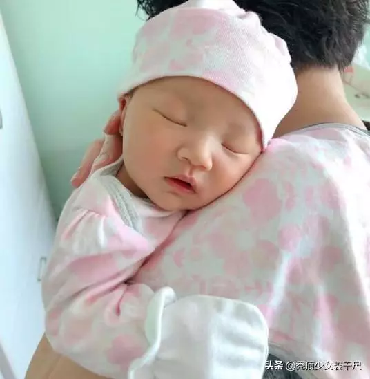 李亞男抱娃參加閨蜜聚會,2個月大女兒臉蛋肉嘟嘟吐舌頭萌態十足