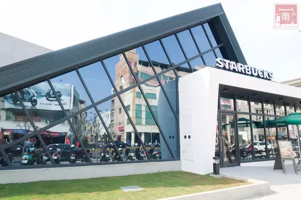 搶先看!星巴克在這開新門市 斜三角外型如時尚版合掌村 | ETtoday 旅遊雲