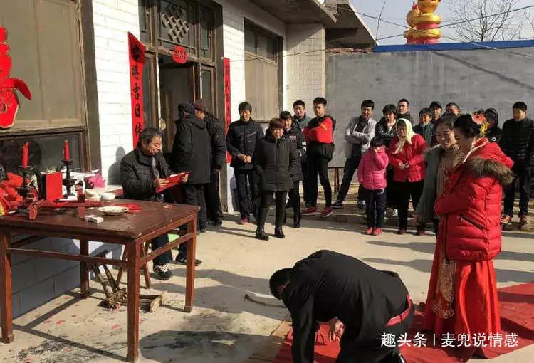 丈夫犯罪入獄,妻子照顧婆婆10年,出獄瞥見妻子褲腳,丈夫報警