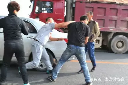 丈夫犯罪入獄,妻子照顧婆婆10年,出獄瞥見妻子褲腳,丈夫報警