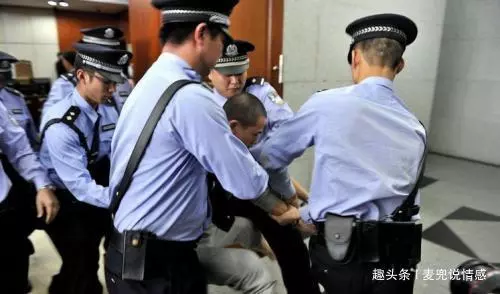 丈夫犯罪入獄,妻子照顧婆婆10年,出獄瞥見妻子褲腳,丈夫報警