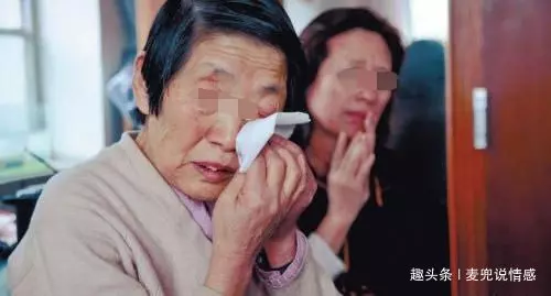 丈夫犯罪入獄,妻子照顧婆婆10年,出獄瞥見妻子褲腳,丈夫報警