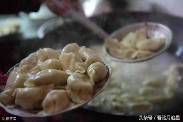 女友帶我回家吃餃子,她母親讓我看水開了沒有,結果我傷心離開