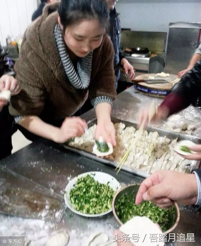 女友帶我回家吃餃子,她母親讓我看水開了沒有,結果我傷心離開