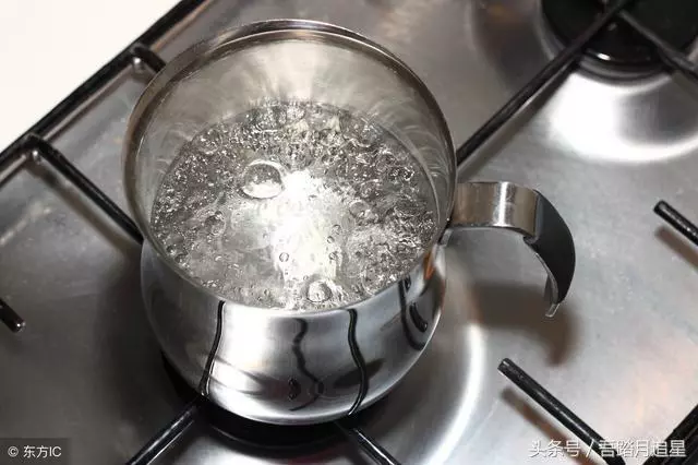 女友帶我回家吃餃子,她母親讓我看水開了沒有,結果我傷心離開