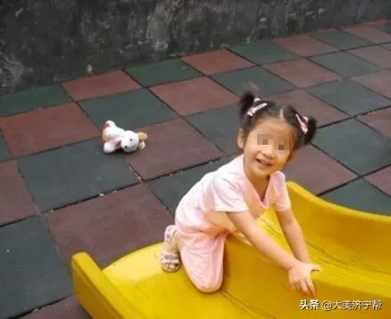 離婚3年,女兒玩俺手機誤給前夫發:我愛你,看到回復俺傻住