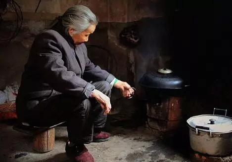 新婚夜,婆婆非留下燉雞湯,兒媳一口悶,刷碗時瞥見鍋底,報了警