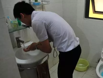 媽去世當晚,老公要求和我同房,隔天父親一句話,我沒臉見人