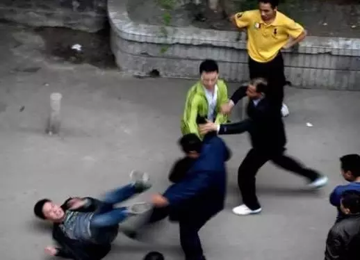 弟弟帶情人開房,弟妹帶全家人去捉姦,見到女人,我渾身顫抖