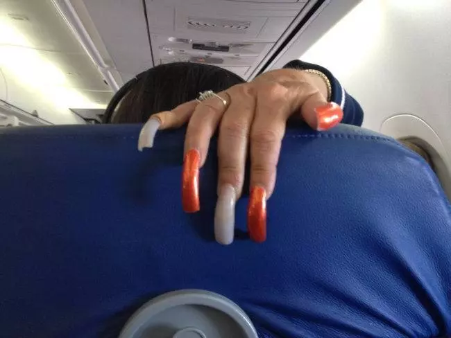 會讓你大叫WTF的18張「搭飛機驚奇崩潰」照#2. 飛機上真的什麼怪商品都有。