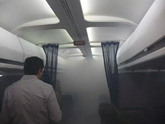 會讓你大叫WTF的18張「搭飛機驚奇崩潰」照#2. 飛機上真的什麼怪商品都有。