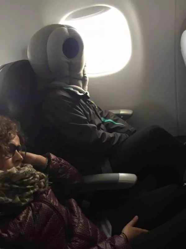 會讓你大叫WTF的18張「搭飛機驚奇崩潰」照#2. 飛機上真的什麼怪商品都有。