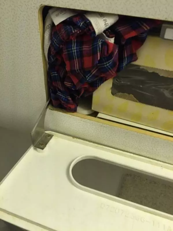 會讓你大叫WTF的18張「搭飛機驚奇崩潰」照#2. 飛機上真的什麼怪商品都有。