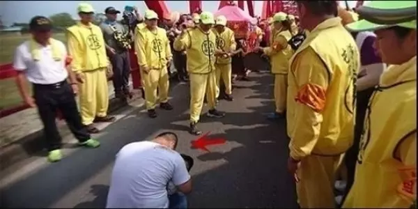 慈父抱著早產兒迎接「媽祖」,下一秒「白沙屯媽祖」現神跡,讓每個人都感動哭了