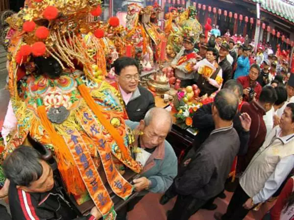 慈父抱著早產兒迎接「媽祖」,下一秒「白沙屯媽祖」現神跡,讓每個人都感動哭了