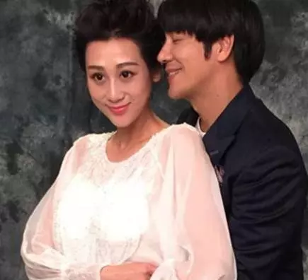 她嫁大16歲老公五年生四胎,還學老外從不坐月子,34歲的她比50歲老公還顯老!