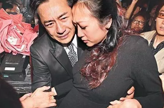 她嫁大16歲老公五年生四胎,還學老外從不坐月子,34歲的她比50歲老公還顯老!