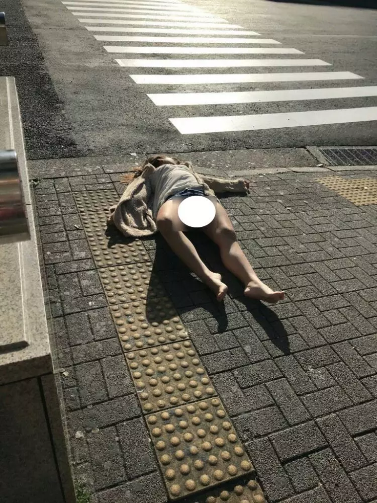 窄裙妹泥醉…直躺路邊睡到早上!路人近拍秒害羞了!