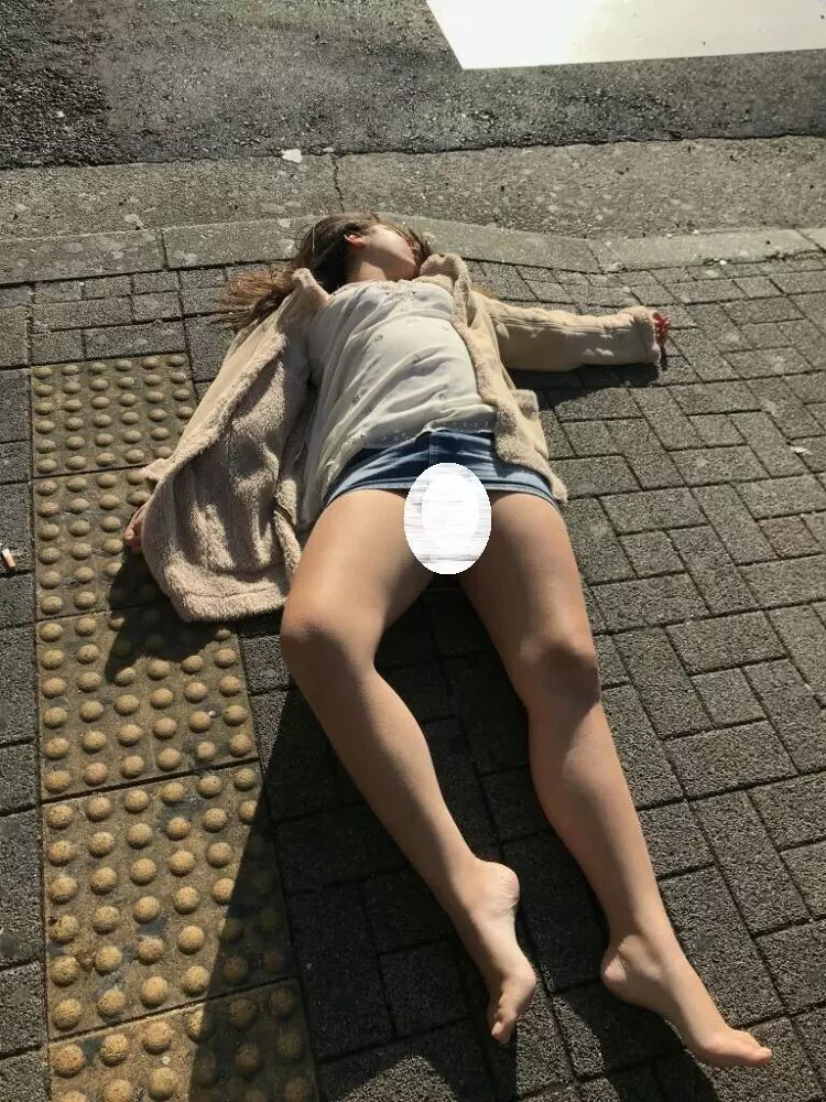 窄裙妹泥醉…直躺路邊睡到早上!路人近拍秒害羞了!