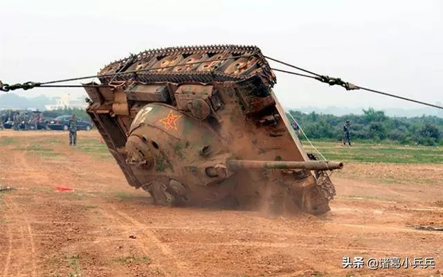 美國坦克翻車無法救援,軍官竟下令擊毀?三聲巨響後場面令人尷尬