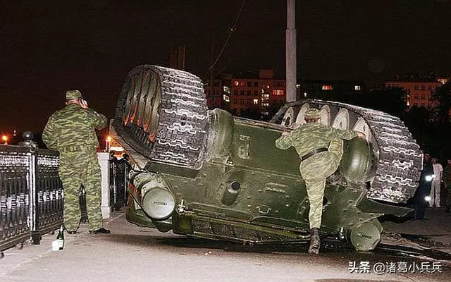 美國坦克翻車無法救援,軍官竟下令擊毀?三聲巨響後場面令人尷尬