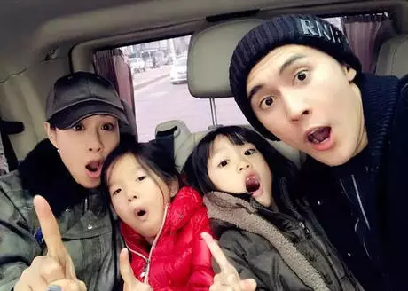 35歲張倫碩娶大12歲的鐘麗緹,都說他可少奮斗十年,結婚1年成這樣!