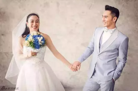 35歲張倫碩娶大12歲的鐘麗緹,都說他可少奮斗十年,結婚1年成這樣!