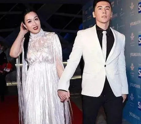 35歲張倫碩娶大12歲的鐘麗緹,都說他可少奮斗十年,結婚1年成這樣!
